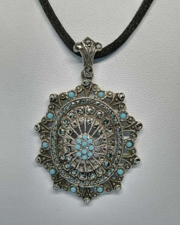 Pendentif argent, ajouré, bombé, et pavage de marcasites et de demi perle bleu, 1920-30. – Image 2