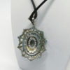 Pendentif argent, ajouré, bombé, et pavage de marcasites et de demi perle bleu, 1920-30. – Image 4
