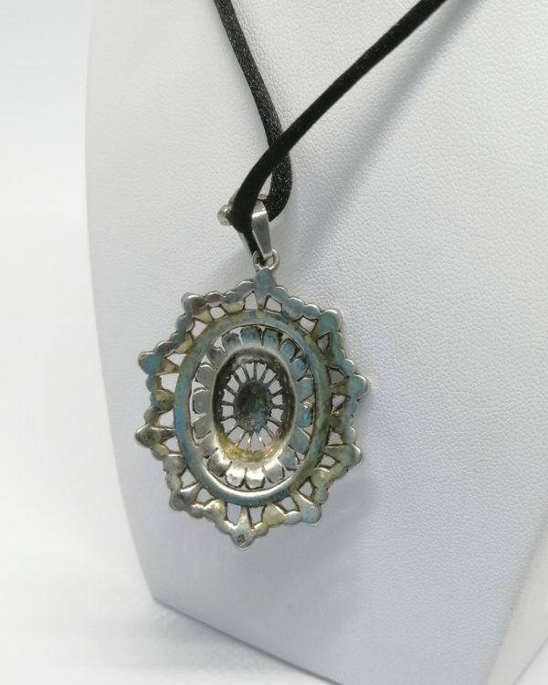 Pendentif argent, ajouré, bombé, et pavage de marcasites et de demi perle bleu, 1920-30. – Image 4