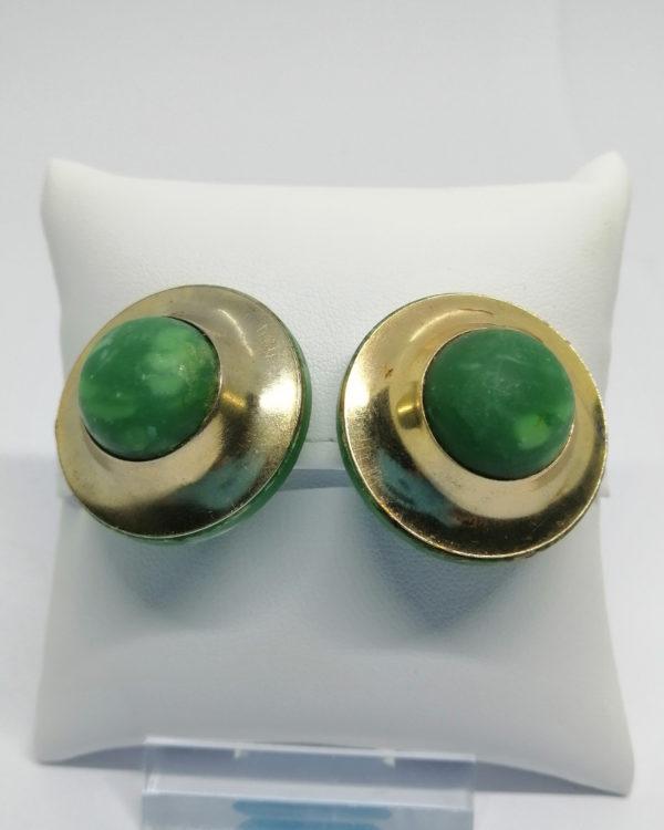 Boucles d'oreilles, clip, bakélite verte et métal doré, 1940-50.