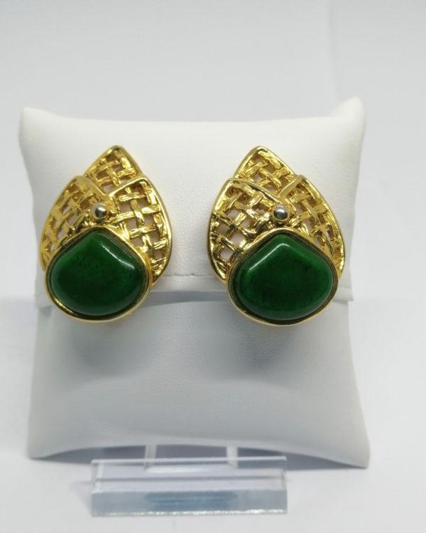 Boucles d'oreilles, clip, laiton jaune ajouré et cabochon de pâte de verre marbré, 1970-80.