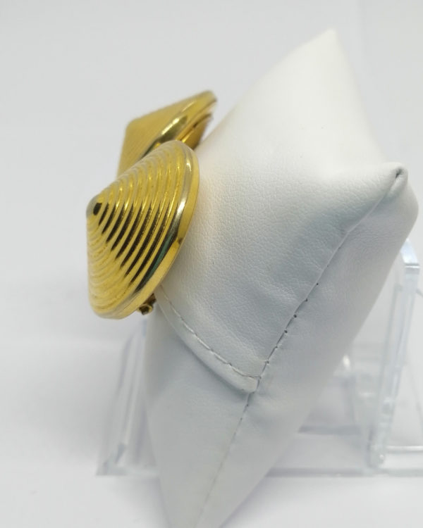 Boucles d'oreilles, clip, laiton jaune, façon bustier Jean-Paul Gaultier, vers 1940-50. – Image 2