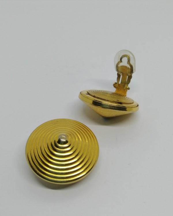 Boucles d'oreilles, clip, laiton jaune, façon bustier Jean-Paul Gaultier, vers 1940-50. – Image 3