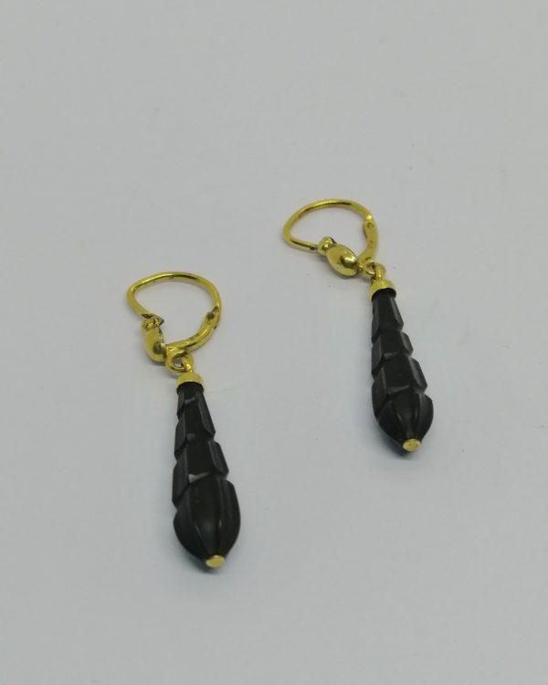 Boucles d'oreilles, plaquéor, pendantes, dormeuses avec pampille en jais, vers 1920.