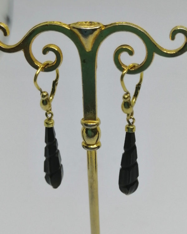 Boucles d'oreilles, plaquéor, pendantes, dormeuses avec pampille en jais, vers 1920. – Image 2