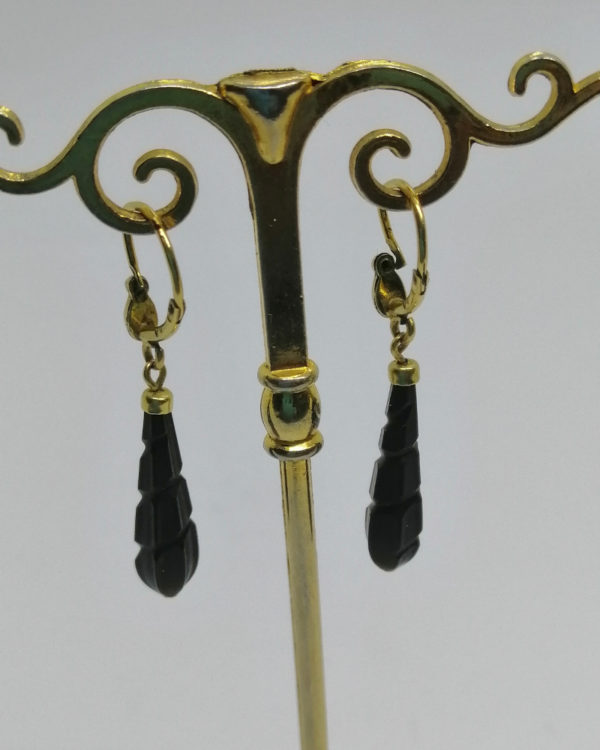 Boucles d'oreilles, plaquéor, pendantes, dormeuses avec pampille en jais, vers 1920. – Image 4