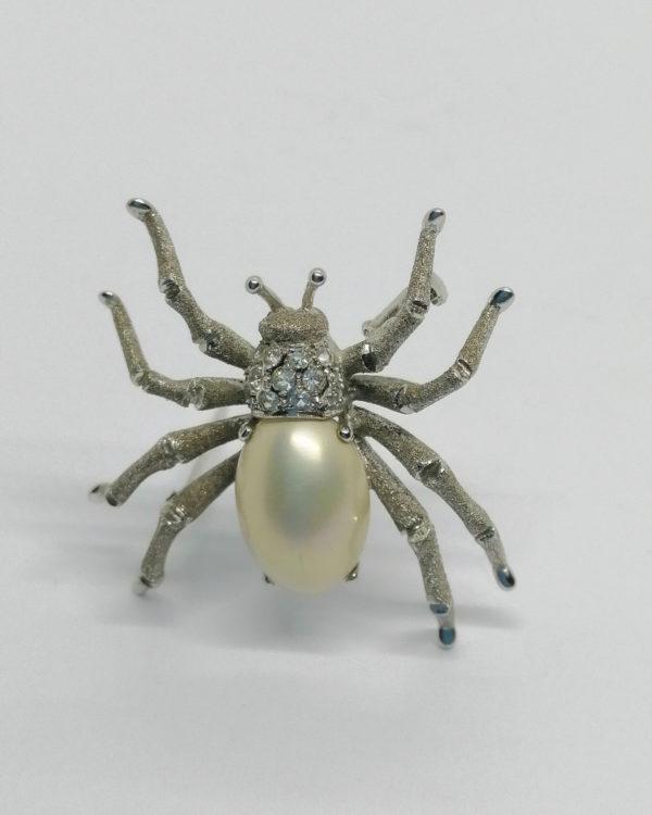 Broche araignée, belle en détails, avec perle d'imitation, et strass blanc, 1940-50. – Image 2
