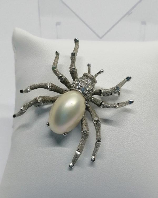 Broche araignée, belle en détails, avec perle d'imitation, et strass blanc, 1940-50.