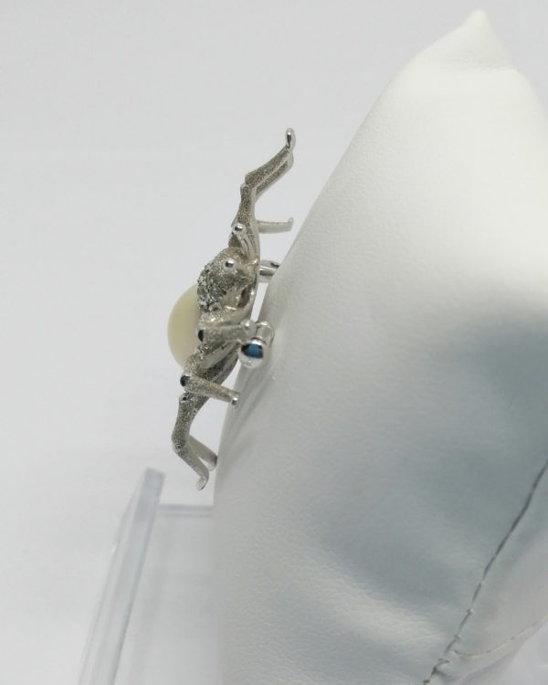 Broche araignée, belle en détails, avec perle d'imitation, et strass blanc, 1940-50. – Image 3