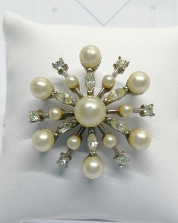 Broche, forme de flocon de neige, avec strass blanc et perles d'imitation, vers 1940-50.