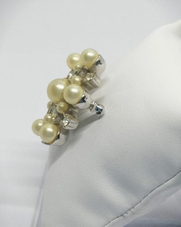 Broche, forme de flocon de neige, avec strass blanc et perles d'imitation, vers 1940-50. – Image 2