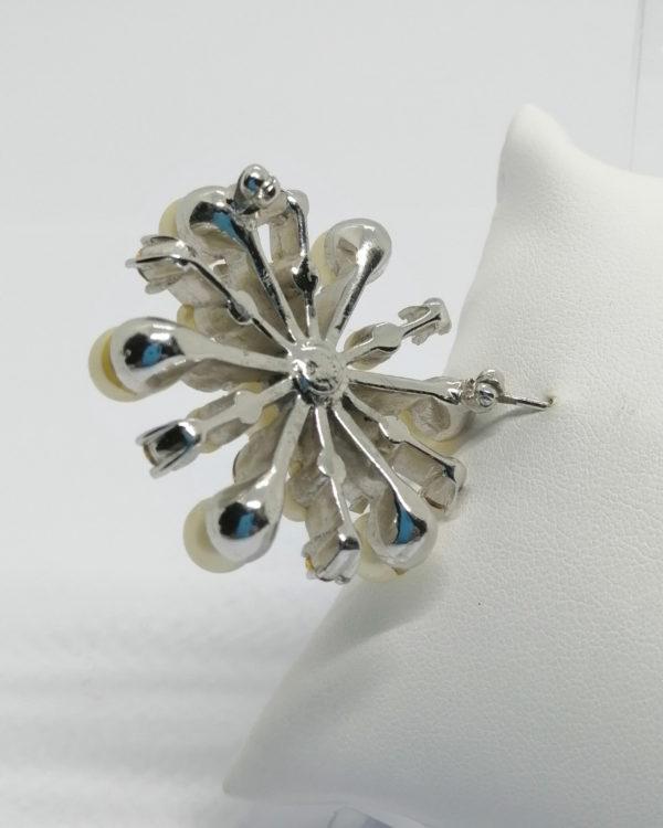 Broche, forme de flocon de neige, avec strass blanc et perles d'imitation, vers 1940-50. – Image 3
