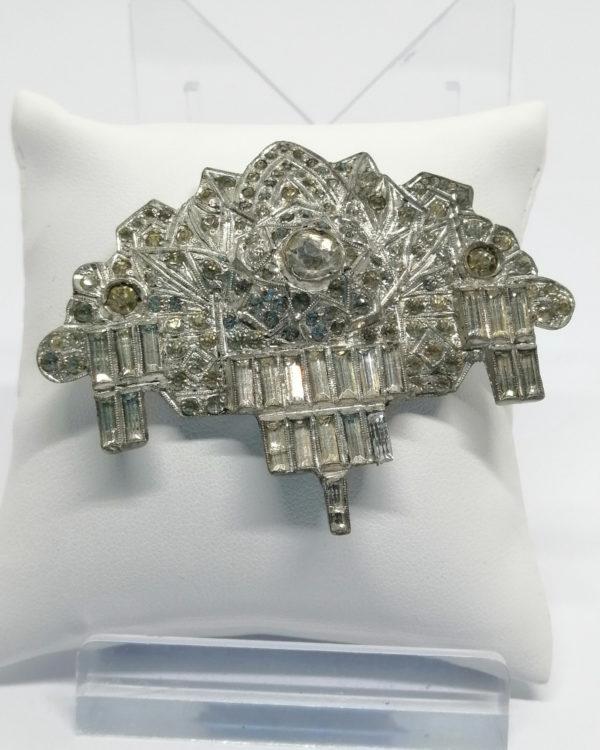 Broche, pavage strass blanc, modèle typique de l'Art Déco, vers 1930.