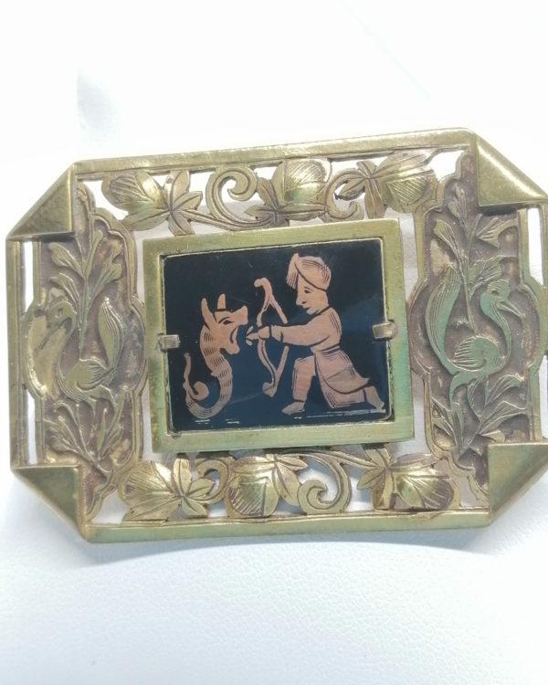 Broche, laiton ajouré, motifs de fleurs, feuilles et oiseaux, scène avec personnage. – Image 2