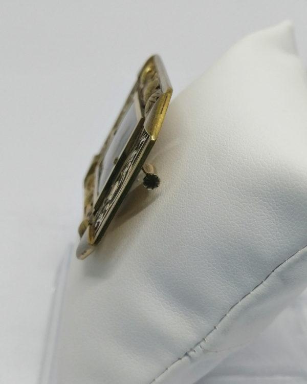 Broche, laiton ajouré, motifs de fleurs, feuilles et oiseaux, scène avec personnage. – Image 3
