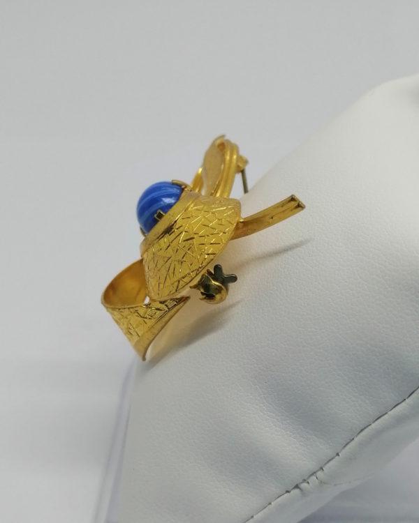 Broche, forme de noeud, et cabochon pâte de verre bleu, vers 1940-50. – Image 2