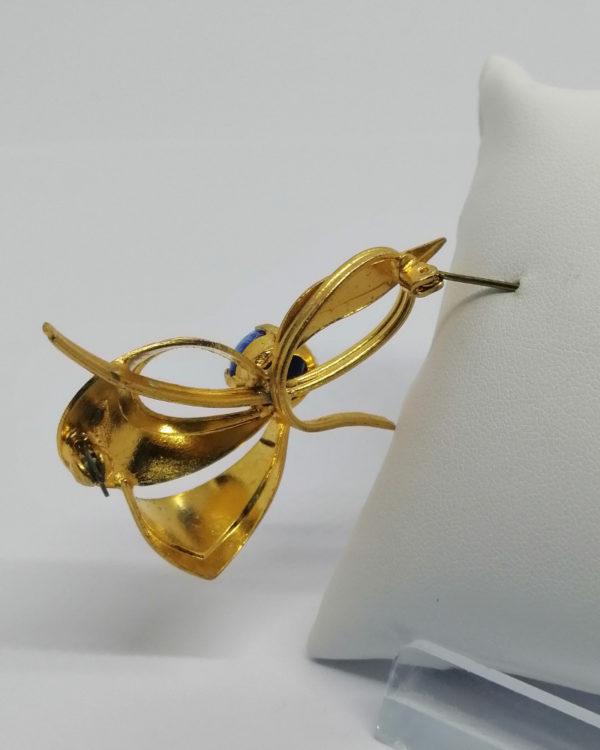 Broche, forme de noeud, et cabochon pâte de verre bleu, vers 1940-50. – Image 3