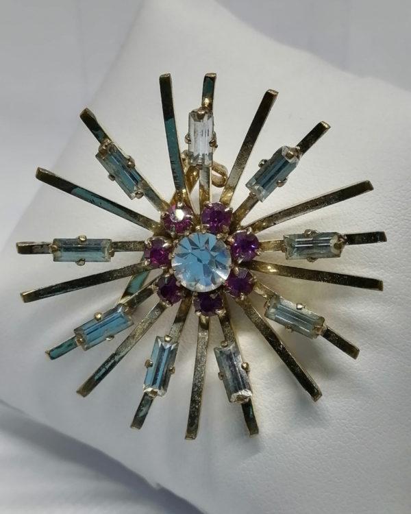 Broche, en forme de soleil, avec sertie de strass baguettes, vers 1930-40. – Image 2