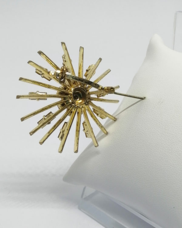 Broche, en forme de soleil, avec sertie de strass baguettes, vers 1930-40. – Image 4