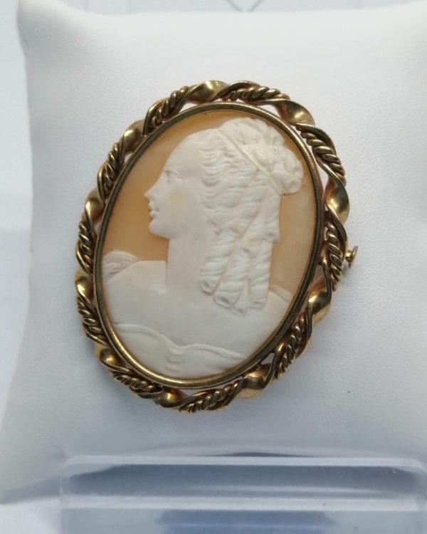 Broche, laiton jaune et camée coquillage naturel, portrait de femme, vers 1920-30.