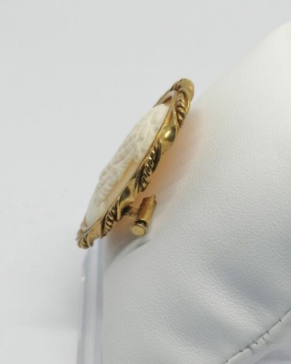 Broche, laiton jaune et camée coquillage naturel, portrait de femme, vers 1920-30. – Image 2