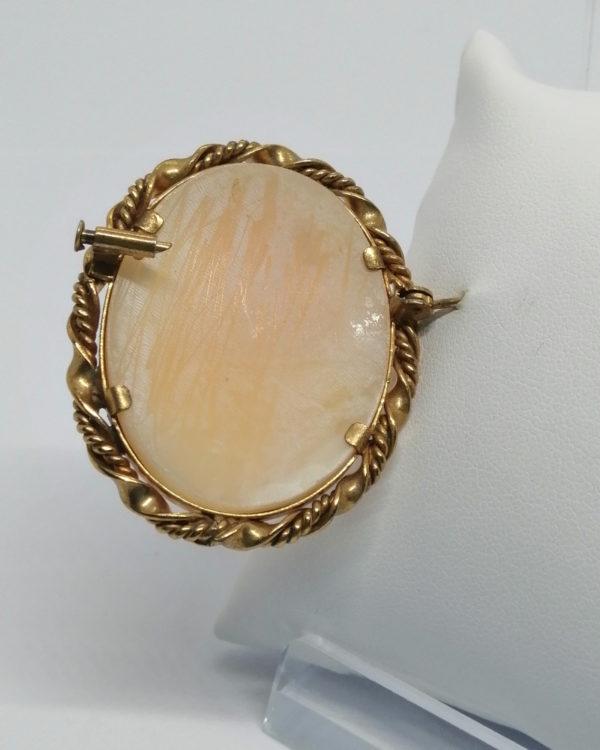 Broche, laiton jaune et camée coquillage naturel, portrait de femme, vers 1920-30. – Image 3