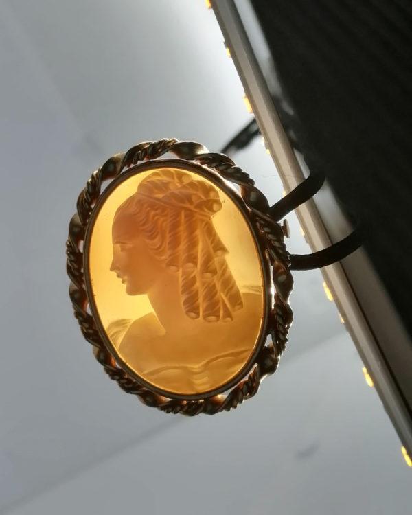 Broche, laiton jaune et camée coquillage naturel, portrait de femme, vers 1920-30. – Image 4