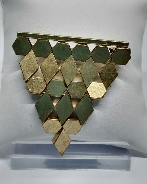 Broche, laiton jaune travail brossé, toute mobile entre la maille, 1930.