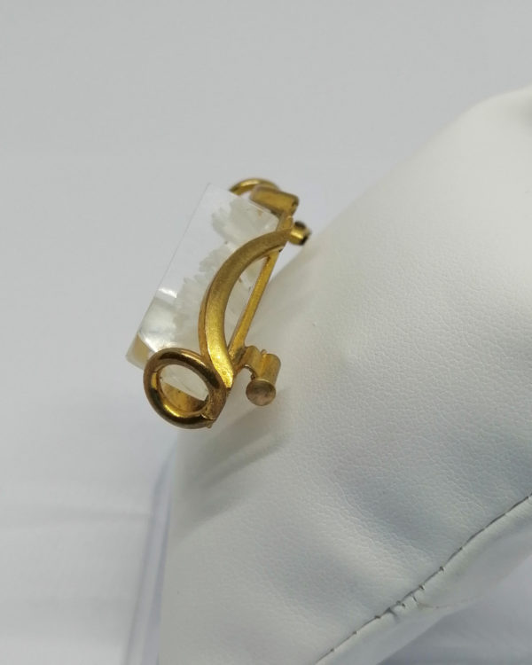 Broche, laiton jaune et plexis transparent et creusé, avec motif de fleurs, vers 1920-30. – Image 2