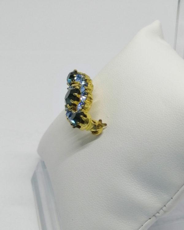 Broche, laiton jaune et strass de couleur bleu, vers 1930-50. – Image 2