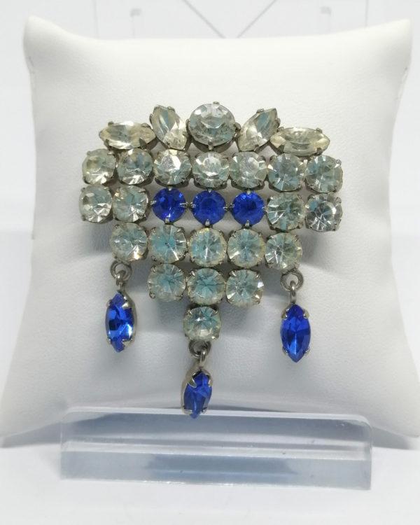 Broche, pavage de strass blanc et bleu, avec pampilles, 1930-40.