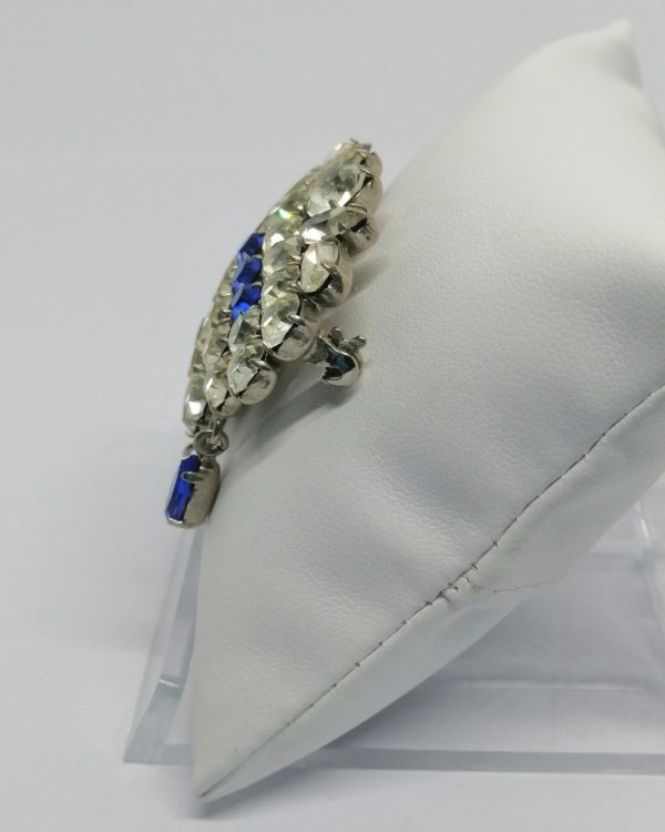 Broche, pavage de strass blanc et bleu, avec pampilles, 1930-40. – Image 2