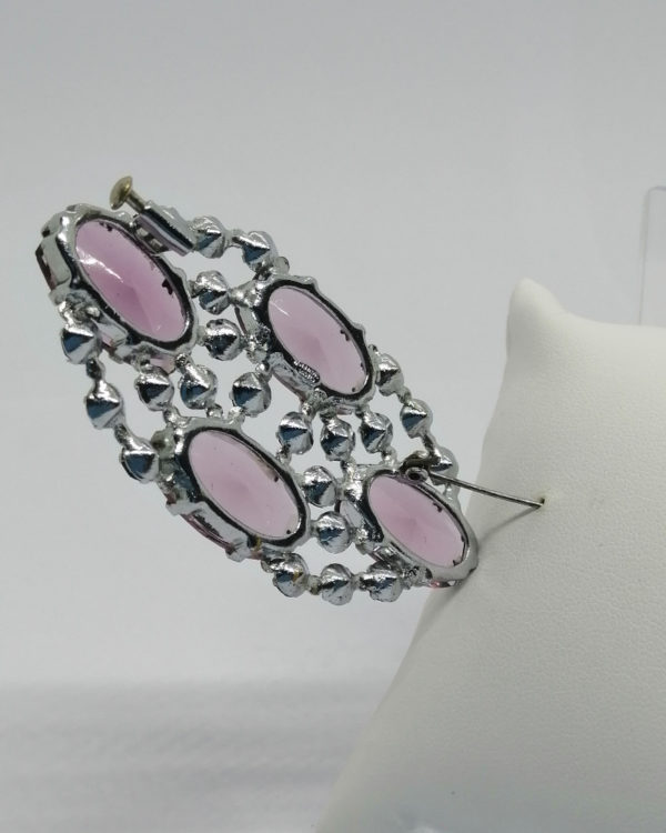 Broche, ovale, strass et pierre en pâte de verre, de couleur violet, vers 1920. – Image 3