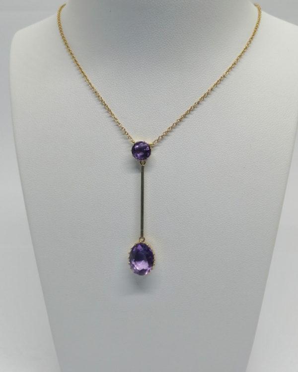 Collier de couleur rosé, avec en pampille améthystes naturelles, vers 1920.