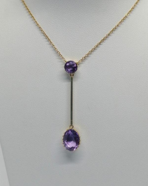 Collier de couleur rosé, avec en pampille améthystes naturelles, vers 1920. – Image 2