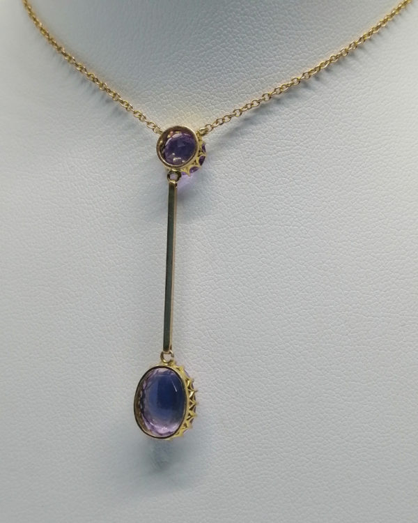 Collier de couleur rosé, avec en pampille améthystes naturelles, vers 1920. – Image 4
