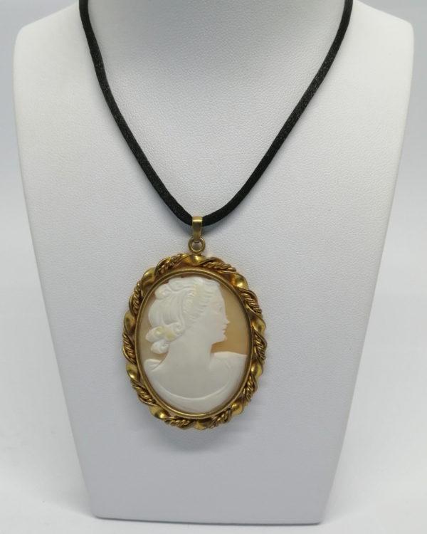 Pendentif, fil laiton jaune tourné, et camée coquillage, portrait, vers 1920.