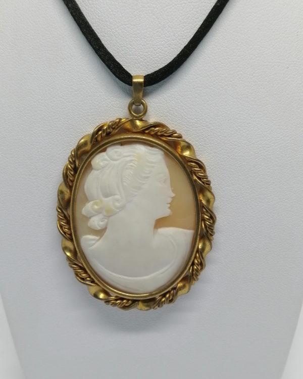 Pendentif, fil laiton jaune tourné, et camée coquillage, portrait, vers 1920. – Image 2