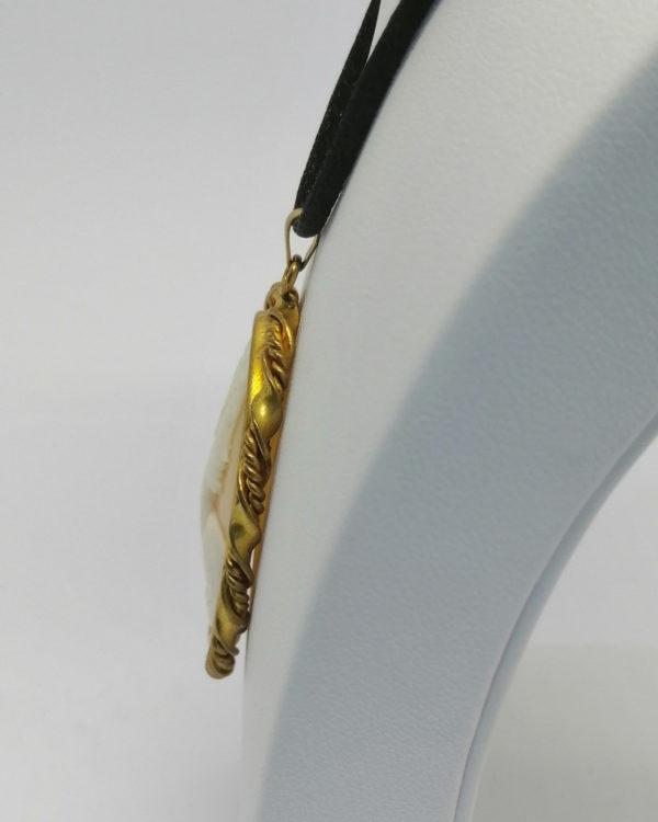 Pendentif, fil laiton jaune tourné, et camée coquillage, portrait, vers 1920. – Image 3