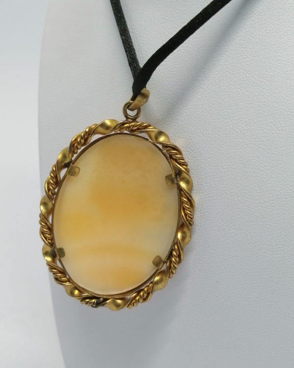 Pendentif, fil laiton jaune tourné, et camée coquillage, portrait, vers 1920. – Image 4