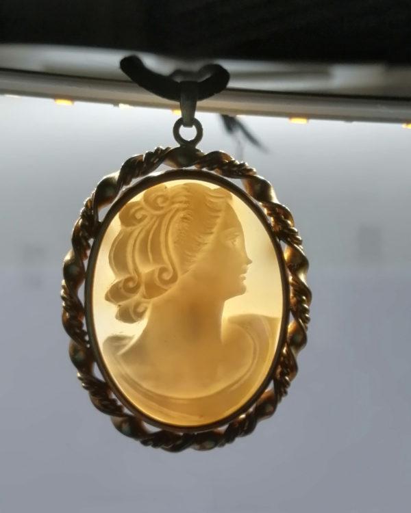 Pendentif, fil laiton jaune tourné, et camée coquillage, portrait, vers 1920. – Image 5