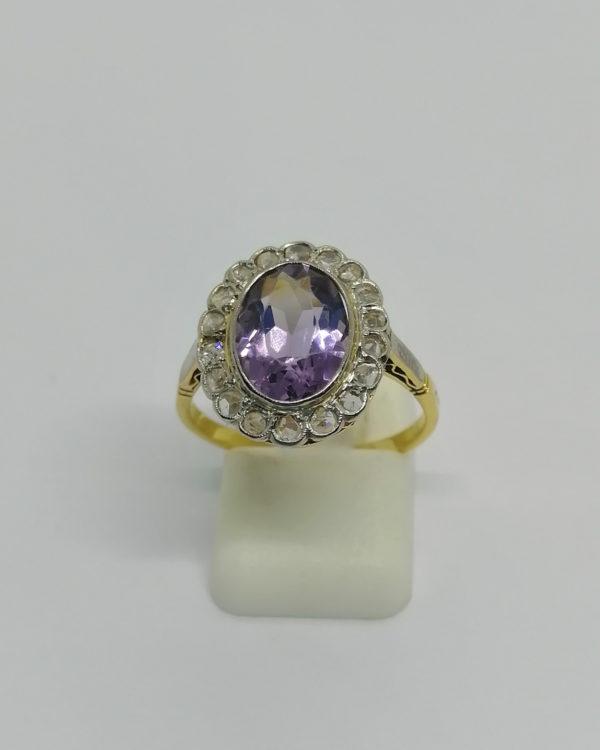 Bague en or, modèle marguerite avec roses de diamant et améthyste facettée, 1900-20.