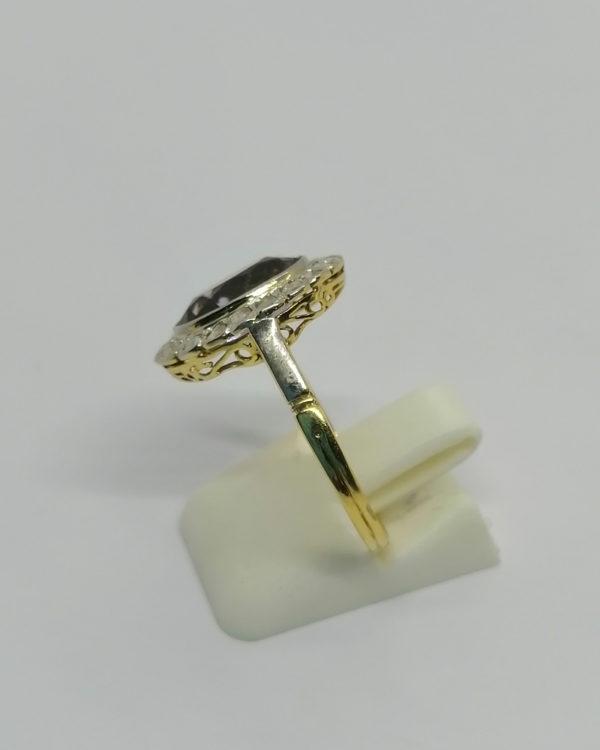 Bague en or, modèle marguerite avec roses de diamant et améthyste facettée, 1900-20. – Image 2