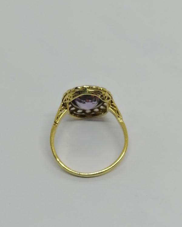 Bague en or, modèle marguerite avec roses de diamant et améthyste facettée, 1900-20. – Image 3
