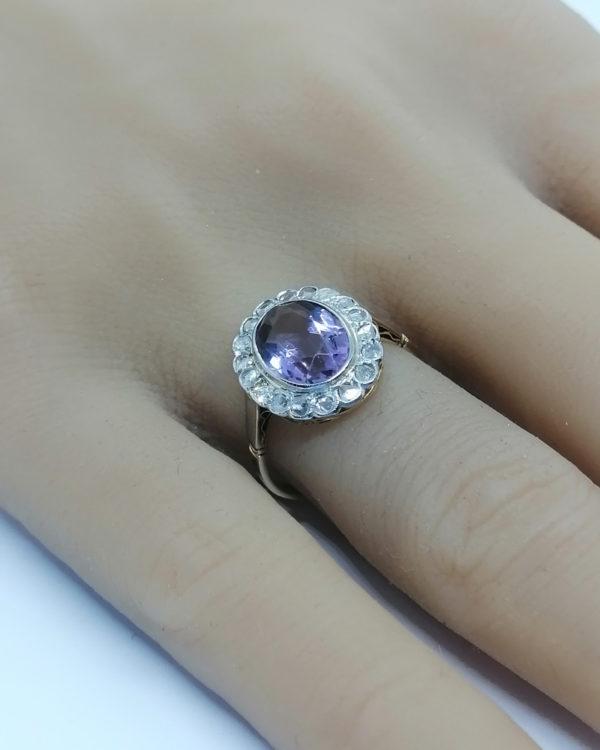 Bague en or, modèle marguerite avec roses de diamant et améthyste facettée, 1900-20. – Image 4