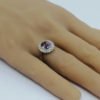 Bague en or, modèle marguerite avec roses de diamant et améthyste facettée, 1900-20. – Image 5