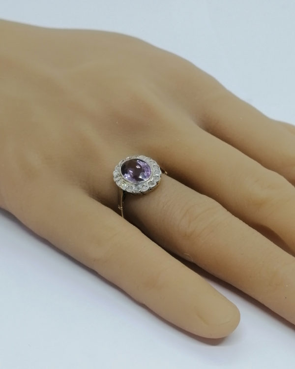 Bague en or, modèle marguerite avec roses de diamant et améthyste facettée, 1900-20. – Image 5