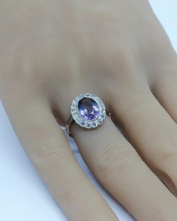 Bague en or, modèle marguerite avec roses de diamant et améthyste facettée, 1900-20. – Image 6