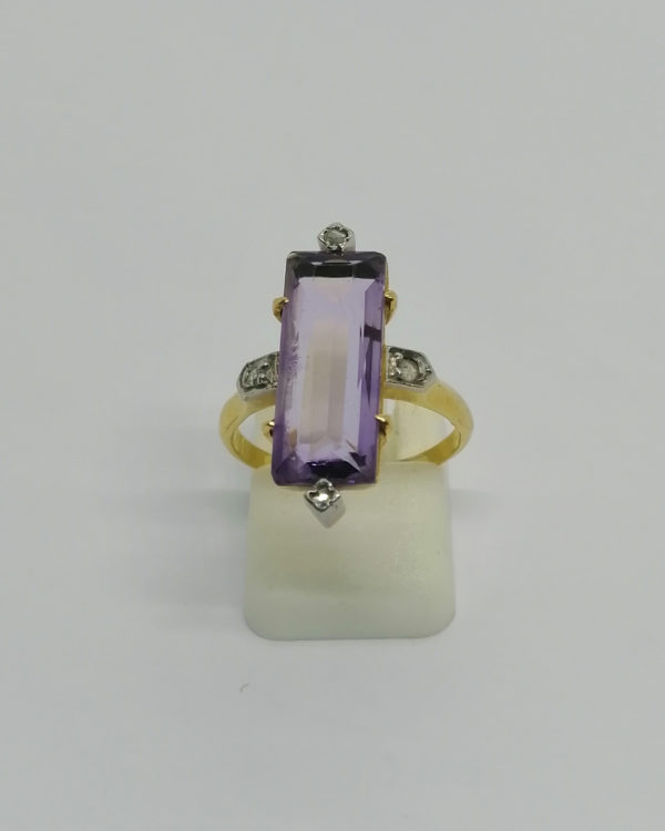 Bague en or, avec roses de diamant et améthyste baguette, vers 1900.