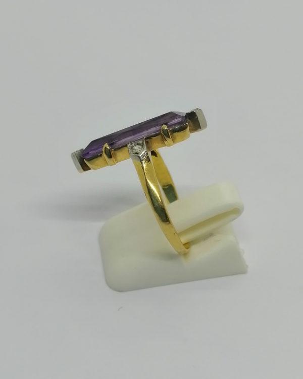 Bague en or, avec roses de diamant et améthyste baguette, vers 1900. – Image 2